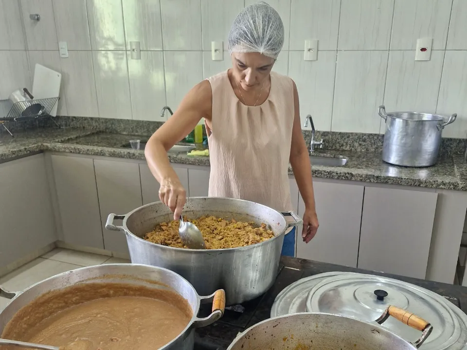 Cozinheira preparando a comida numa cozinha de casa
